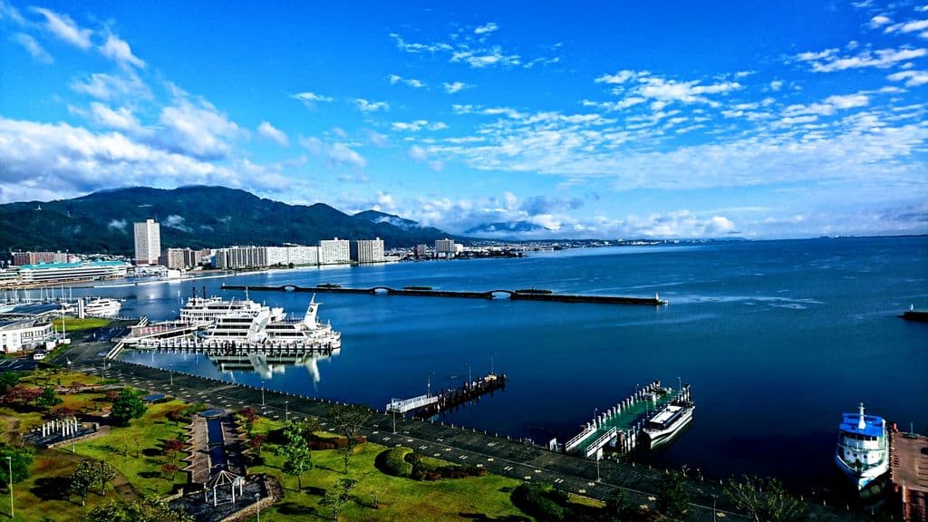 青空の下に広がる琵琶湖と大津の湖岸の風景
