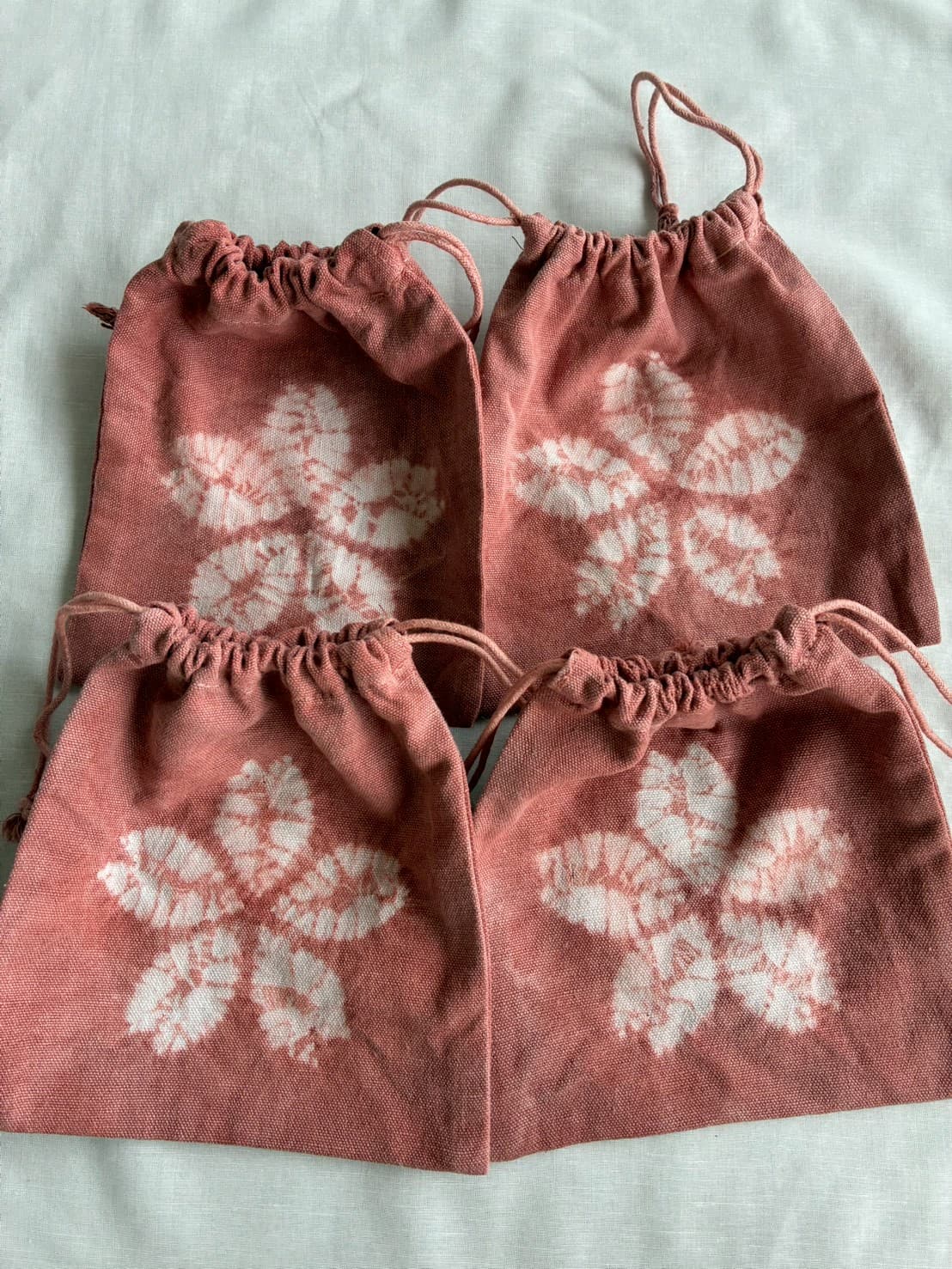 桜の模様を絞り染めした、色とりどりの巾着袋