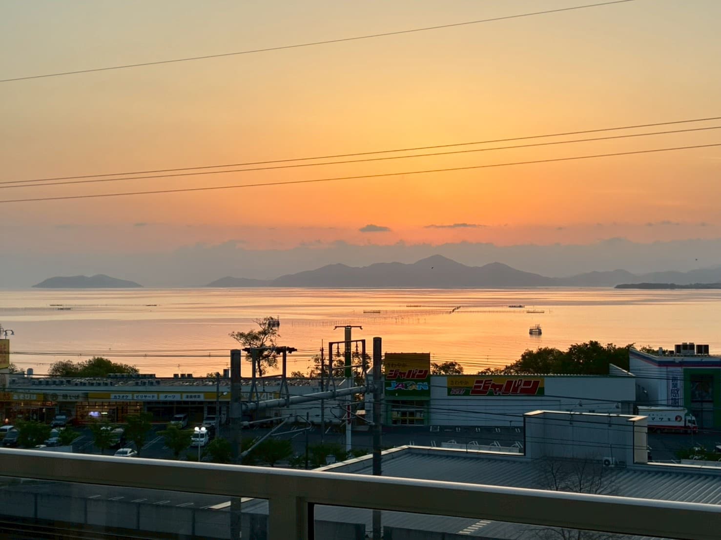 夕暮れに染まる琵琶湖と対岸の山なみ